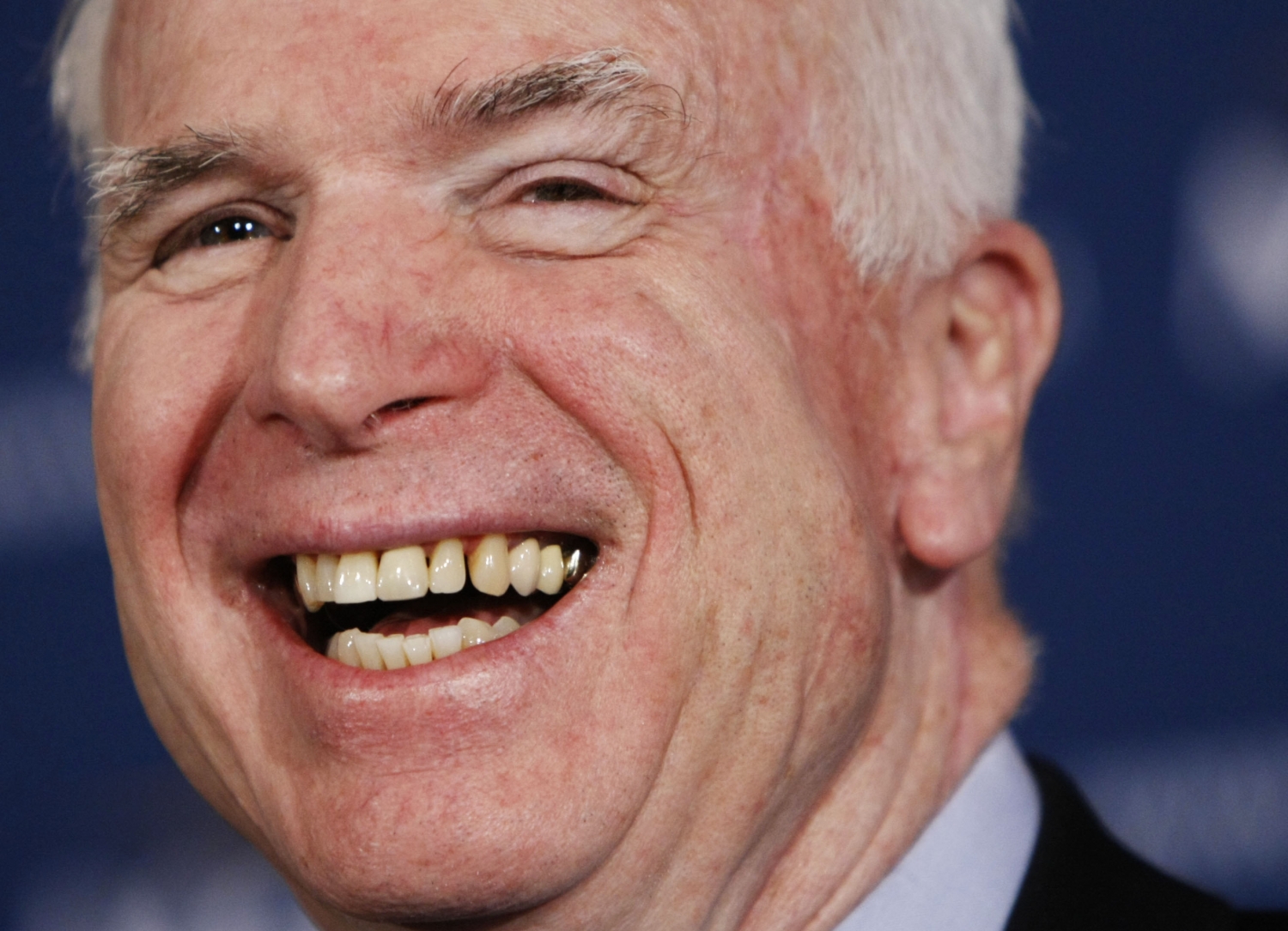 Republikán McCain má důvod k úsměvům.
