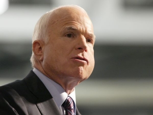 John McCain ve světě sice ztrácí, ale doma je souboj vyrovnaný.