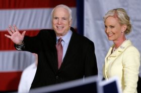 John McCain vyhr&aacute;l republik&aacute;nskou nominaci pro druh&eacute; kolo.
