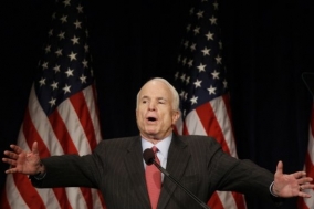 McCain hovoř&iacute; před shrom&aacute;žděn&iacute;m NFBI.