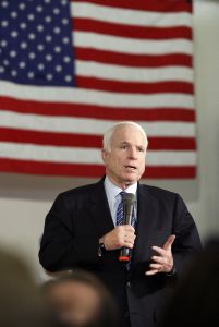 McCain nab&iacute;z&iacute; zku&scaron;enosti