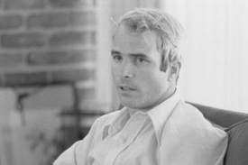 McCain při interview po návratu z vietnamského zajetí.