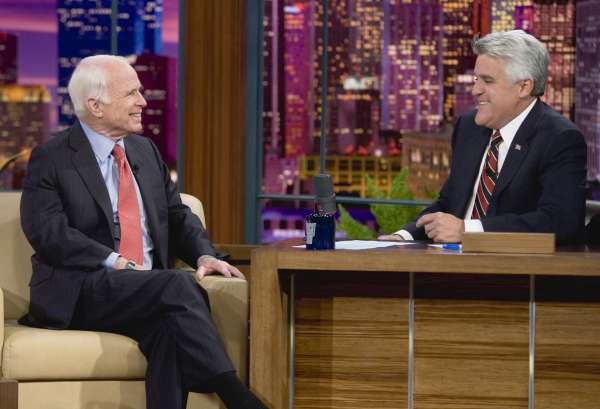 McCain vtipkuje na svůj účet v NBC. McCain vtipkuje na svůj účet v NBC.