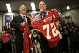 McCain dostává dres na škole v Phoenixu.