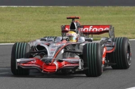 Lewis Hamilton za volantem mclarenu - ilustračn&iacute; foto.