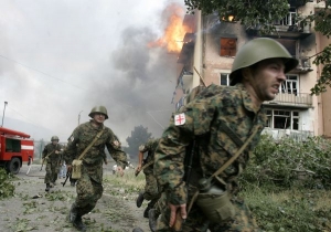 Gruzínští vojáci v bombardovaném městě Gori.