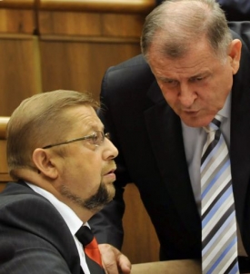 Ministr pod palbou Harabin (vlevo) a předseda LS-HZDS Mečiar.
