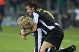 Pavel Nedvěd a Alessandro Del Piero (vpravo) z Juventusu. Pavel Nedvěd a Alessandro Del Piero (vpravo) z Juventusu.