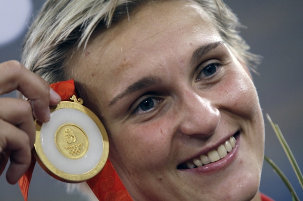 Šťastná Barbora Špotáková a její zlatá medaile.