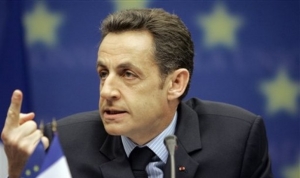 Sarkozyho vážná tvář odpovídá situaci francouzského tisku.