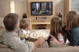 V době krize lidé za zábavu příliš neutrácejí, sedí doma u televize.