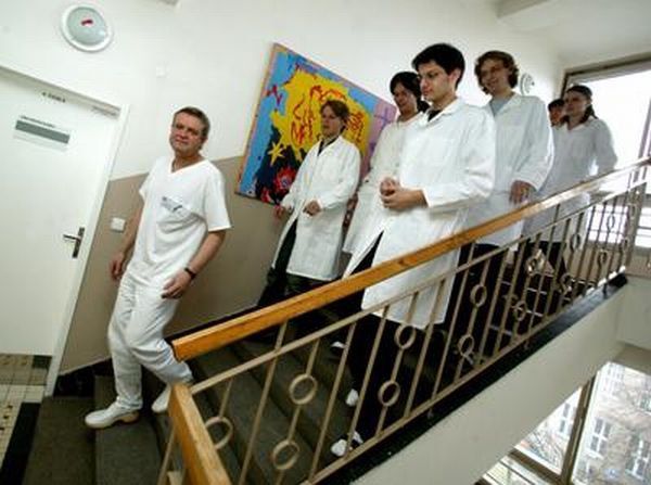 Univerzita Karlova nedávno oznámila, že zruší medikům klinické praxe. Univerzita Karlova nedávno oznámila, že zruší medikům klinické praxe.