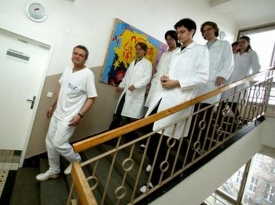 Univerzita Karlova ned&aacute;vno ozn&aacute;mila, že zru&scaron;&iacute; medikům klinick&eacute; praxe.