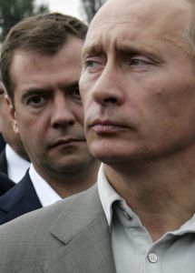 Medveděv a Putin (vpředu)
