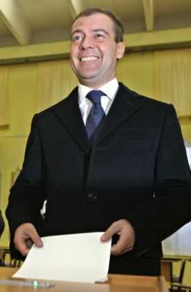 Dmitrij Medveděv míří do Kremlu, bude vládnout Rusku.