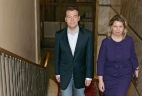 Příště s kocourem v náručí? Či na vodítku? Ruský prezident s chotí.