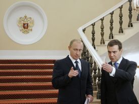 Vladimir Putin (vlevo) a Dmitrij Medveděv