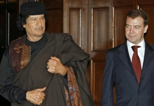 Prezident Medvěděv s libyjsk&yacute;m vůdcem Kadd&aacute;f&iacute;m.