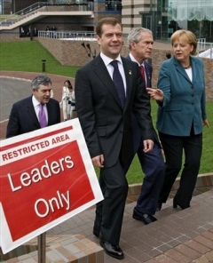 V nejlepší společnosti. Dmitrij Medveděv na summitu G8.