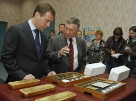 Prezident si prohlíží pruty a cihly z čistého zlata. Těžili ho vězni.