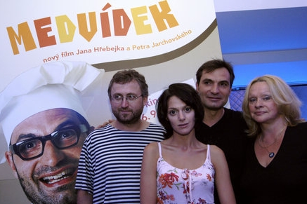 Herci a režisér filmu Medvídek na premiéře.