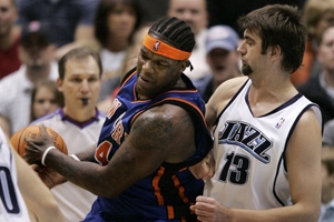 Mehmet Okur (Utah Jazz) a Eddy Curry (New York Knicks) Mehmet Okur (Utah Jazz) a Eddy Curry (New York Knicks)
