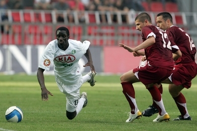 Francouzský fotbalista Alexander Mendy (vlevo) je jedním z řady cizinců v dresu Mostu 