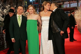 Režisér Jiří Menzel s manželkou Olgou a herci Julia Jentsch a Ivan Barnev před promítáním filmu Obsluhoval jsem anglického krále na berlínském festivalu