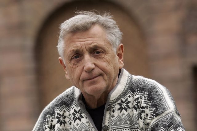 Jíři Menzel má zaručit, aby debutující režisér nesešel na scestí.