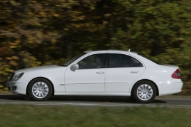 Zvenčí vypadá jako obyčejný mercedes třídy E.