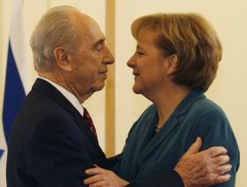 Kancléřka Merkelová a prezident Peres. Přátelství Německa a Izraele.