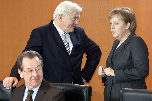 Zleva: Německá kancléřka Angela Merkelová, ministr zahraničí Frank-Walter Steinmeier a vícekancléř Franz Muentefering 