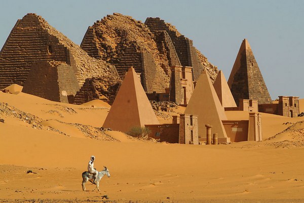 Tvůrci zatím nerozluštěného písma po sobě zanechali i pyramidy.