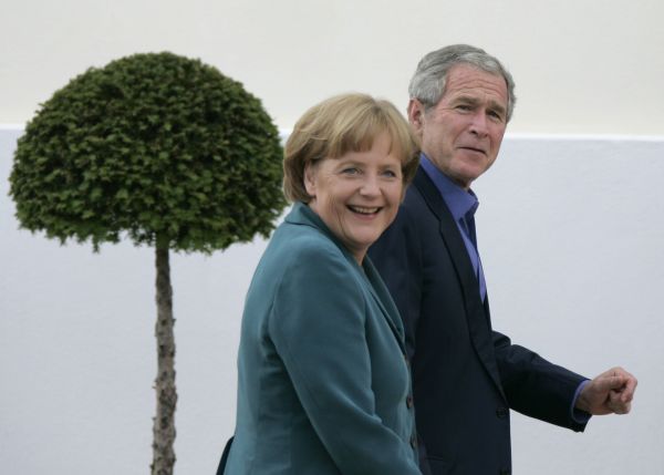Angela a George. Úsměvy na braniborském zámku.