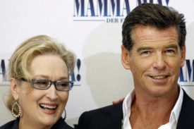 Meryl Streepov&aacute; a Pierce Brosnan na premi&eacute;ře Mamma Mia!