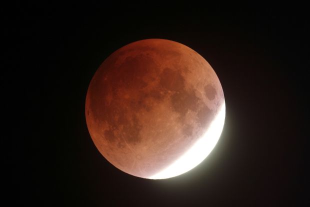 Zatmění Měsíce se Pražané nedočkali. Zatažená obloha jev zakryla.