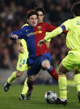 Lionel Messi kličkuje ke třetímu gólu do sítě Lyonu.