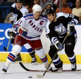 Mark Messier (v bílém).