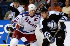 Mark Messier (v bílém). Mark Messier (v bílém).