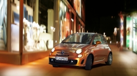Ve městě bude m&iacute;t dravě se tv&aacute;ř&iacute;c&iacute; Rinspeed E2 v&yacute;kon &scaron;edes&aacute;ti kon&iacute; a spotřebu pohybuj&iacute;c&iacute; se kolem čtyř litrů benz&iacute;nu na sto kilometrů. 