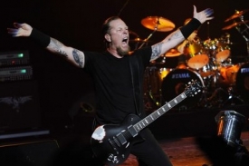 James Hetfield na koncertě v Los Angeles, kter&yacute; se konal 14. května.