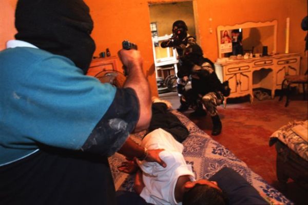 Mexická policie trénuje osvobození rukojmí z rukou únosců.