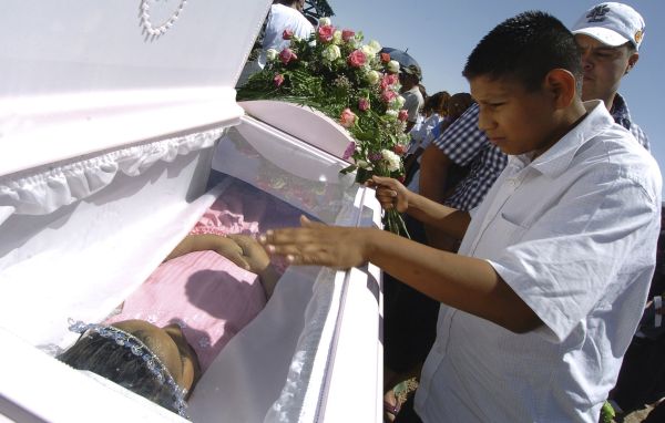 Pohřeb 12leté dívky zabité při přestřelce gangů v Mexiku (2008). Pohřeb 12leté dívky zabité při přestřelce gangů v Mexiku (2008).