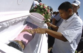 Pohřeb 12let&eacute; d&iacute;vky zabit&eacute; při přestřelce gangů v Mexiku (2008).
