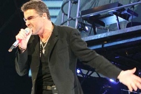 Čím překvapí tentokrát? George Michael chystá paměti.
