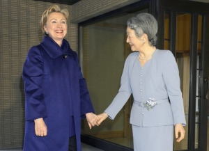 Clintonov&aacute; za ruku s japonskou c&iacute;sařovnou Mičiko.