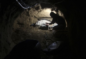Palestinský pašerák připravuje své náčiní k cestě do Egypta.