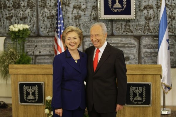 Hillary Clintonová a izraelský prezident Šimon Peres. Hillary Clintonová a izraelský prezident Šimon Peres.