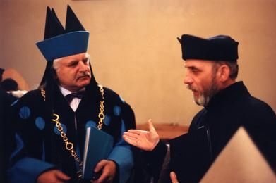 Milan Knížák v akademickém hábitu.