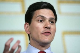 David Miliband se podle komentátorů chystá vystřídat Gordona Browna.
